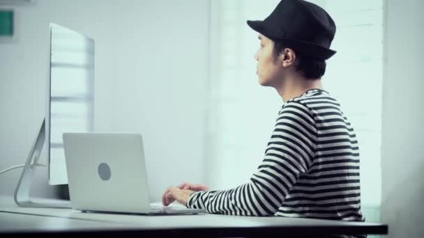 Der Asiatische Geschäftsmann Tippt Von Hause Aus Auf Seinen Laptop — Stockvideo