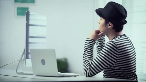 Homem Asiático Bonito Que Trabalha Casa Com Laptop Está Explicando — Vídeo de Stock