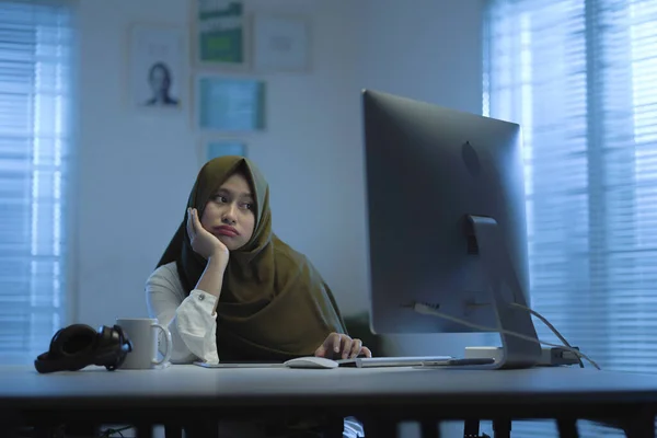 Asiatische Musliminnen Mit Grünen Kopftüchern Fühlen Sich Müde Wenn Sie — Stockfoto