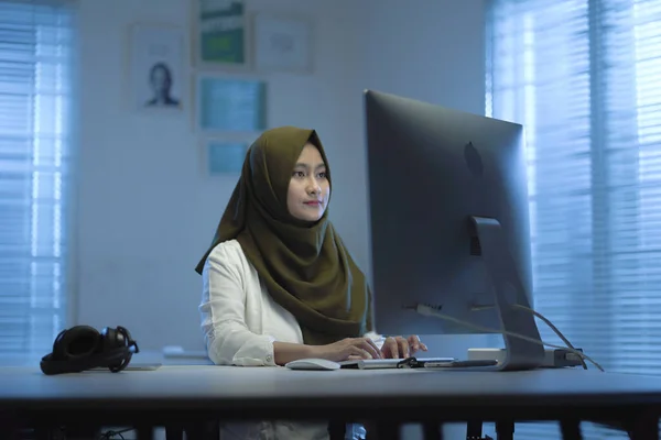 Schöne Asiatische Musliminnen Mit Grünen Kopftüchern Arbeiten Von Hause Aus — Stockfoto