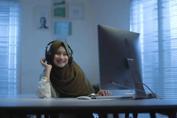 Schöne Muslimische Asiatische Musik Hören Während Die Arbeit Von Hause — Stockfoto