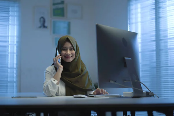 Schöne Muslimische Asiaten Waren Einem Anruf Wenn Sie Von Hause — Stockfoto