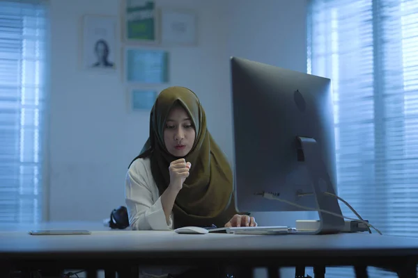 Schöne Junge Asiatische Muslime Die Von Hause Aus Mit Modernen — Stockfoto