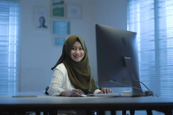 Schöne Junge Muslimische Asiatin Mit Grünen Kopftüchern Bei Der Arbeit — Stockfoto