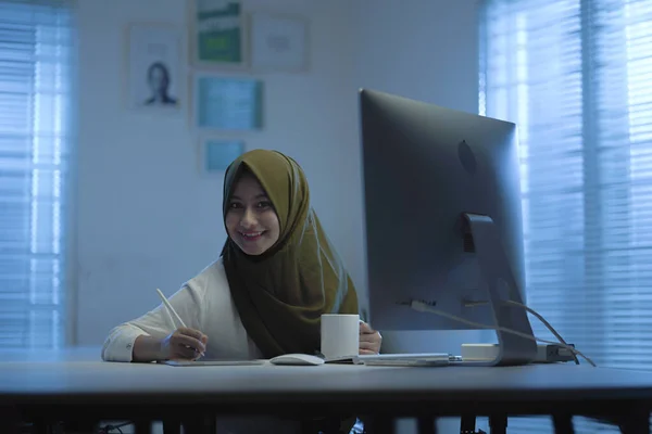 Glücklichste Muslimische Asiatin Arbeitet Von Hause Aus Einem Modernen Interior — Stockfoto