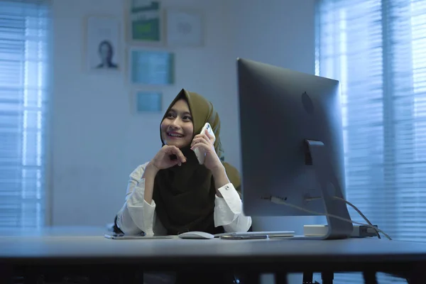 Schöne Muslimische Asiaten Waren Einem Anruf Wenn Sie Von Hause — Stockfoto