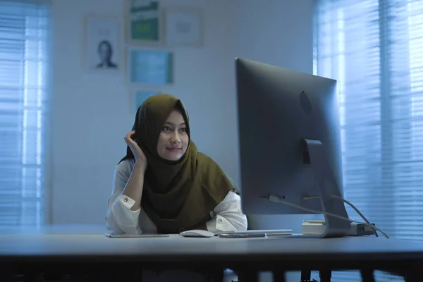 Muslim Asia Mengenakan Jilbab Hijau Merasa Lelah Saat Bekerja Dari — Stok Foto