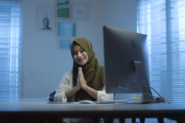 Schöne Junge Muslimische Asiatin Mit Grünen Kopftüchern Bei Der Arbeit — Stockfoto
