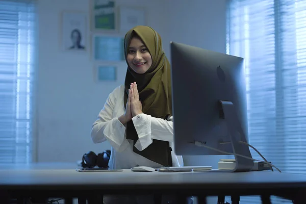Прекрасна Молода Мусульманська Азіатка Зеленими Головними Шарфами Робота Сучасним Інтер — стокове фото