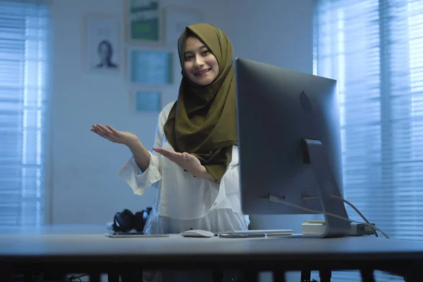 Schöne Junge Muslimische Asiatin Mit Grünen Kopftüchern Bei Der Arbeit — Stockfoto