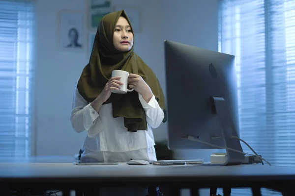 Schöne Asiatische Musliminnen Mit Dunkelgrünen Kopftüchern Trinken Kaffee Wenn Sie — Stockfoto