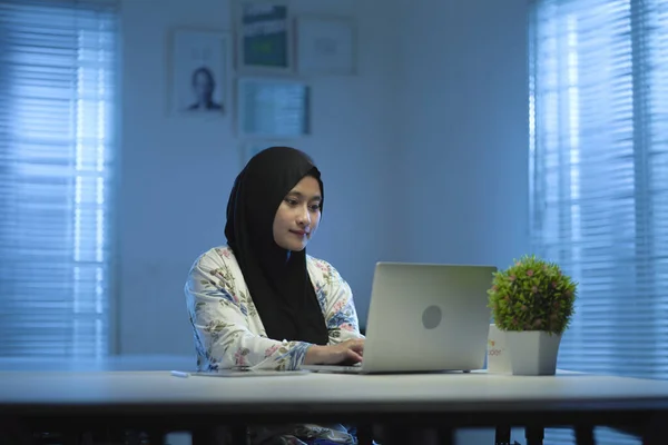 Muslim Asia Yang Cantik Mengenakan Kerudung Hitam Bekerja Dari Rumah — Stok Foto