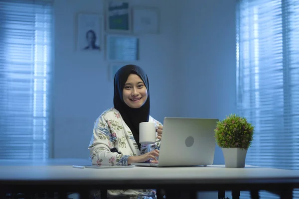 Schöne Asiatische Musliminnen Mit Schwarzen Kopftüchern Arbeiten Von Hause Aus — Stockfoto