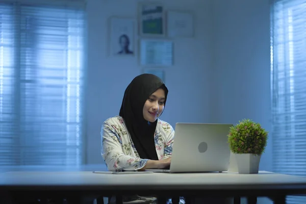 Muslim Asia Yang Cantik Mengenakan Kerudung Hitam Bekerja Dari Rumah — Stok Foto