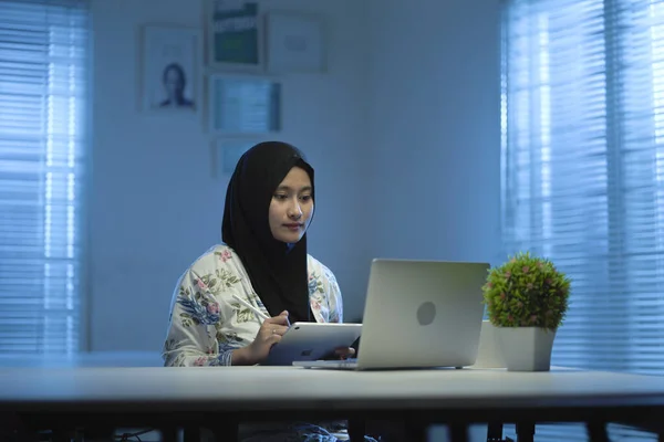 Muslim Asia Yang Cantik Mengenakan Kerudung Hitam Bekerja Dari Rumah — Stok Foto