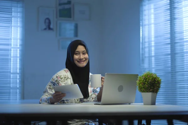 Schöne Asiatische Musliminnen Mit Schwarzen Kopftüchern Arbeiten Von Hause Aus — Stockfoto