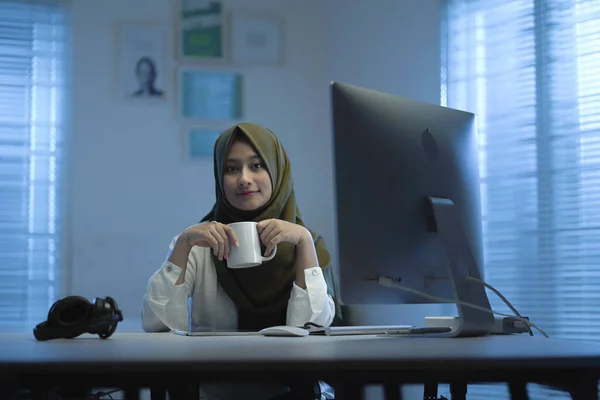 Schöne Asiatische Musliminnen Mit Dunkelgrünen Kopftüchern Trinken Kaffee Wenn Sie — Stockfoto