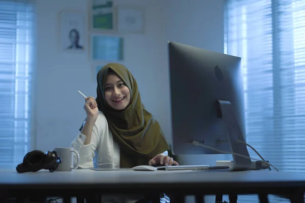 Glücklichste Muslimische Asiatin Arbeitet Von Hause Aus Einem Modernen Interior — Stockfoto