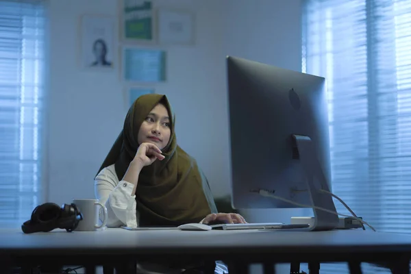 Schöne Asiatische Musliminnen Mit Dunkelgrünen Kopftüchern Werden Müde Wenn Sie — Stockfoto