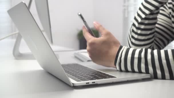 Joven Jugando Desplazando Teléfono Inteligente Mientras Trabajaba Casa — Vídeos de Stock