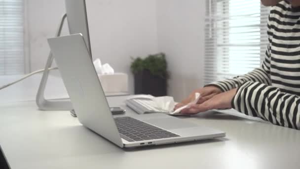 Ein Junger Mann Öffnete Einen Laptop Und Reinigte Ihn Mit — Stockvideo