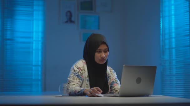 Soft Focus Young Beautiful Asian Muslims Wearing Dark Headscarves Getting — Stock Video