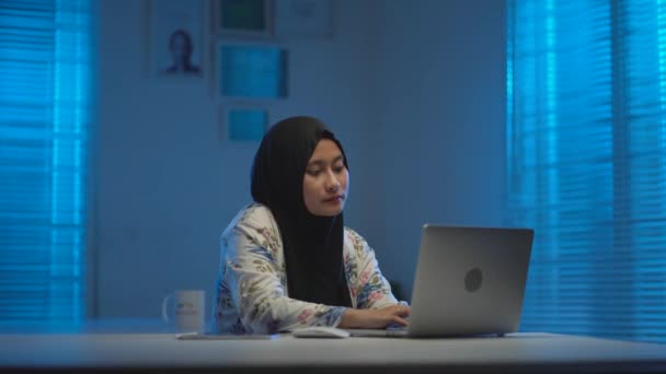 Soft Focus Young Beautiful Asian Muslims Wearing Dark Headscarves Getting — Stock Video