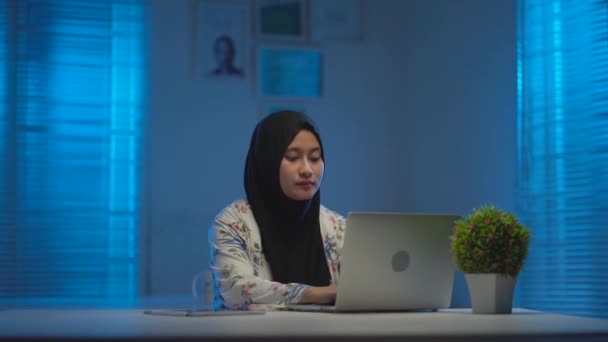 Soft Focus Young Beautiful Asian Muslims Wearing Dark Headscarves Getting — Stock Video