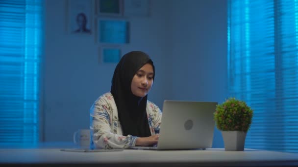Genç Güzel Asyalı Müslümanların Koyu Renk Başörtüleri Takıp Geceleri Evde — Stok video