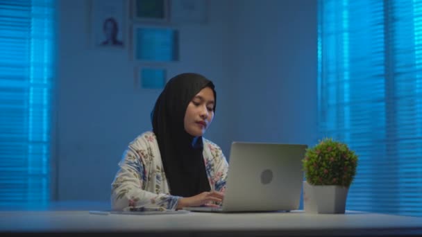 Měkké Zaměření Ospalých Asijských Muslimů Tmavých Šátcích Kteří Pijí Kávu — Stock video