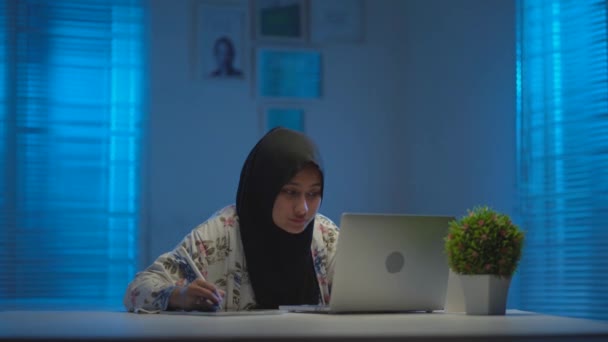 Soft Focus Young Muslims Asian Wearing Dark Headscarves Enjoying Writing — Stock Video