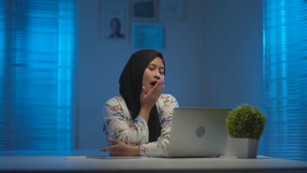 아름다운 아시아인 이슬람 교도의 부드러운 초점검은 스카프를 착용하고 집에서 피곤하고 — 비디오