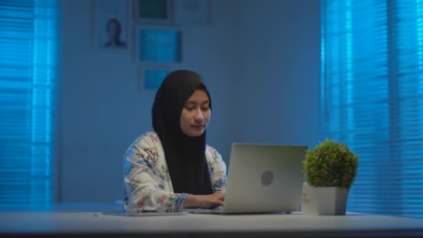 Soft Focus Young Beautiful Asian Muslims Wearing Dark Headscarves Enjoying — Stock Video