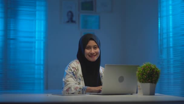 Soft Focus Smilingbeautiful Asian Muslims Wearing Dark Headscarves Enjoying Working — Stock Video