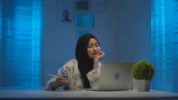 Soft Focus Young Muslims Asian Wearing Dark Headscarves Enjoying Writing — Stock Video