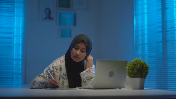 Soft Focus Young Muslims Asian Wearing Dark Headscarves Enjoying Writing — Stock Video