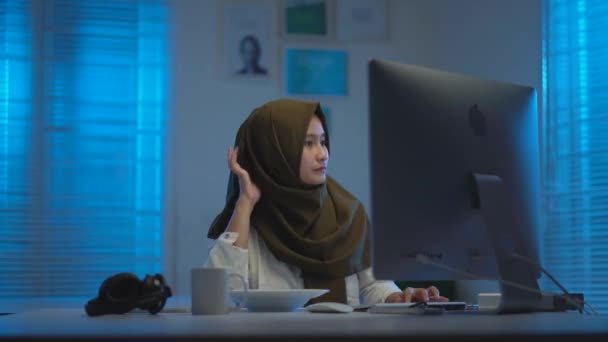 Fokus Lembut Dari Pemuda Asia Tengah Muslim Mengenakan Jilbab Gelap — Stok Video
