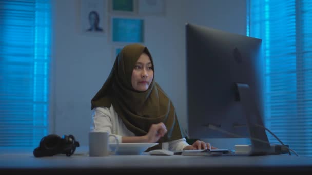 Weicher Fokus Junger Asiatischer Musliminnen Mit Dunklen Kopftüchern Die Gerne — Stockvideo
