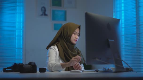 Miękkie Skupienie Młodych Pięknych Muzułmanów Azjatyckich Noszących Ciemne Chusty Głowie — Wideo stockowe