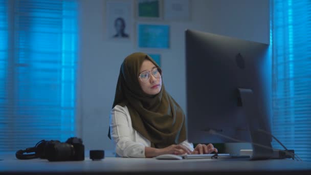 Soft Focus Young Beautiful Asian Muslims Wearing Dark Headscarves Enjoying — Stock Video