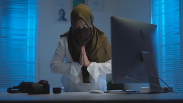 Delikatne Skupienie Młodych Muzułmańskich Kobiet Azjatyckich Noszących Ciemne Hidżabskie Pozdrowienia — Wideo stockowe