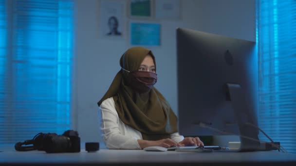 Soft Focus Young Beautiful Asian Muslims Wearing Dark Headscarves Wearing — Stock Video