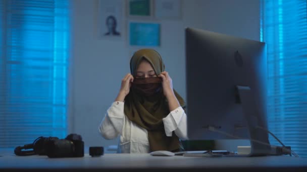 Weicher Fokus Junger Asiatischer Muslime Mit Dunklen Kopftüchern Die Maske — Stockvideo