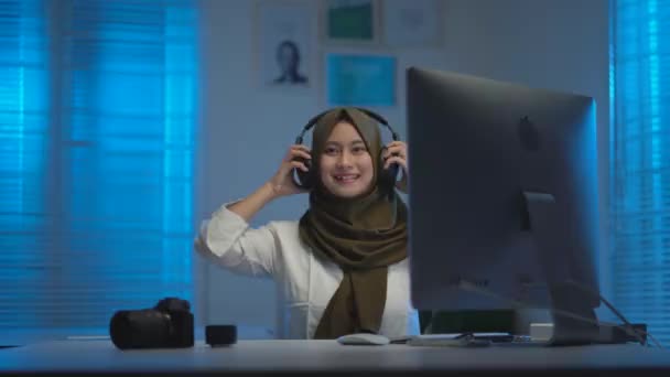 아름다운 아시아인 이슬람 교도들의 부드러운 초점어두운 머리쓰개를 착용하고 집에서 일하는 — 비디오