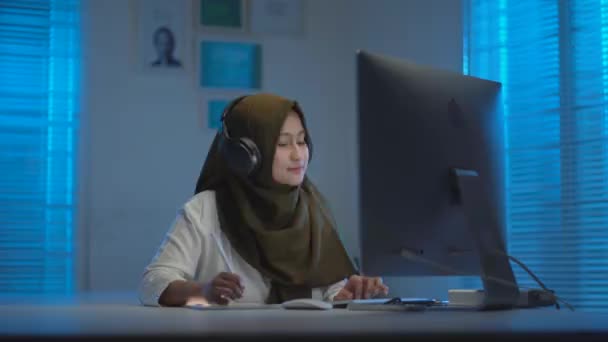 Який Фокус Молодих Мусульман Прекрасної Азії Одягнених Темні Головні Шарфи — стокове відео