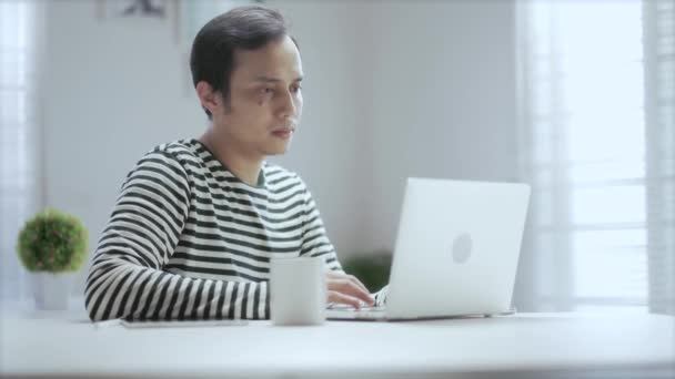 Feliz Joven Asiático Casual Disfrutando Trabajar Casa Computadora Portátil Durante — Vídeo de stock