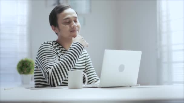 Casual Ασίας Νεαρός Άνδρας Αντανακλά Και Σκέφτεται Ενώ Εργάζεται Στο — Αρχείο Βίντεο