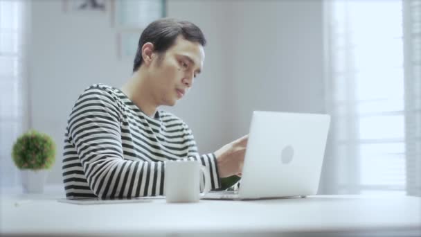 Nenucený Asijský Mladý Muž Videohovor Cítí Veselý Při Práci Doma — Stock video