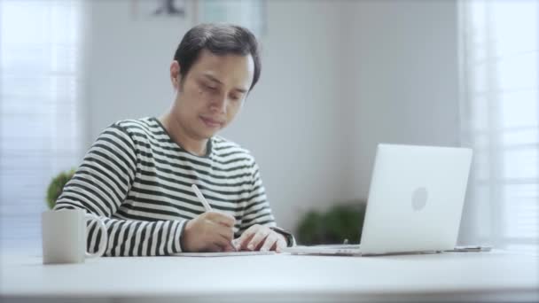 Lässiger Asiatischer Designer Mann Entwirft Gerne Etwas Während Tagsüber Hause — Stockvideo