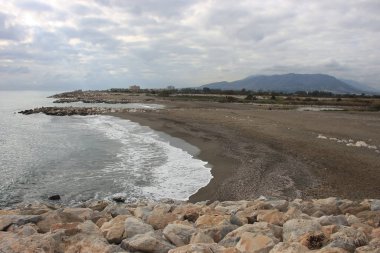 Sahil kasabası, ormanlar, doğa Akdeniz 'de mavi gökyüzü